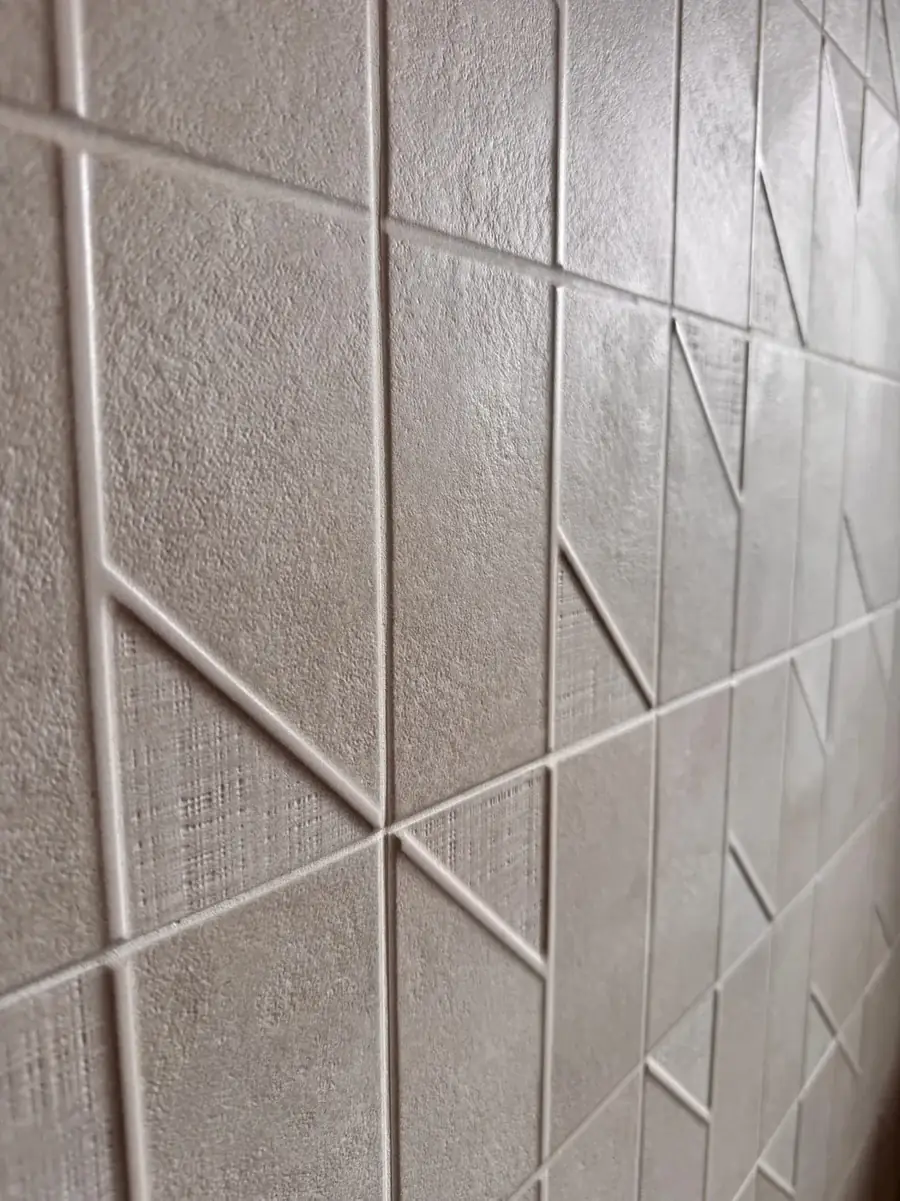 Cerámica en relieve con dibujo geométrico en tono piedra