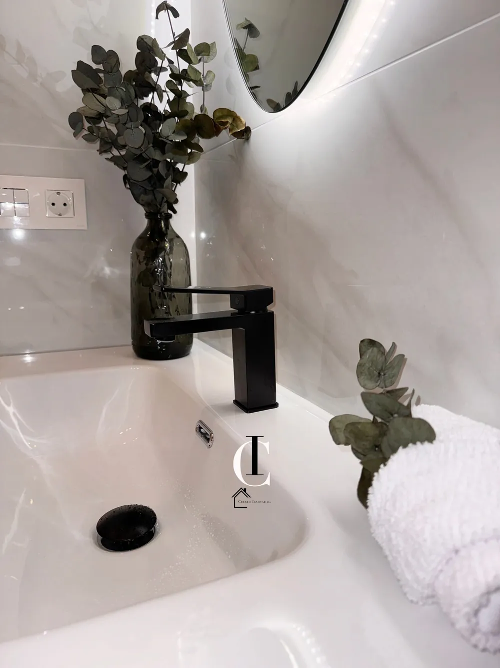 Grifería de lavabo en acabado negro sobre encimera blanca