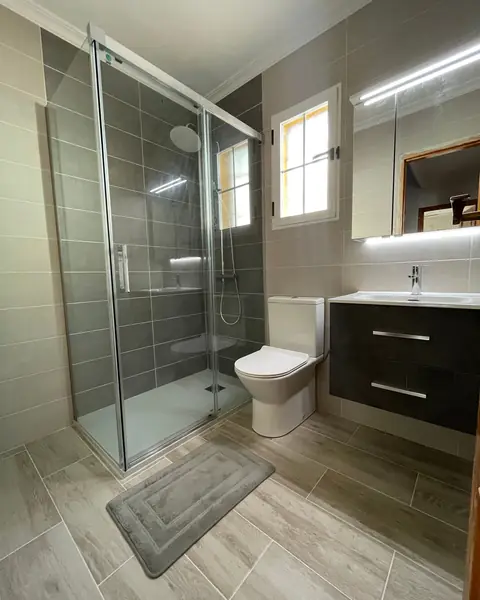 Baño Atenea, reforma de baño realizada por Crear e Ignovar en Orihuela Costa