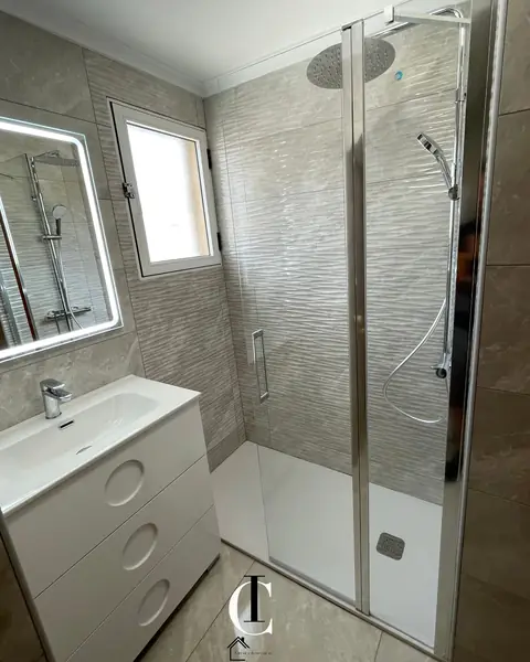 Baño Electra, reforma de baño realizada por Crear e Ignovar en Orihuela Costa