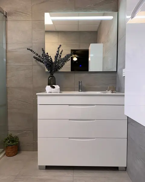Baño Fénix, reforma de baño realizada por Crear e Ignovar en Orihuela Costa