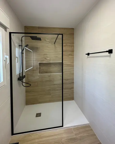 Baño Hades, reforma de baño realizada por Crear e Ignovar en Orihuela Costa