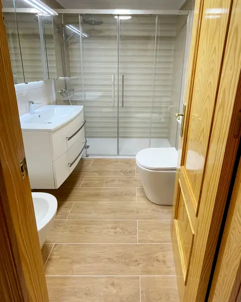 Baño Tiara, reforma de baño realizada por Crear e Ignovar en Orihuela Costa